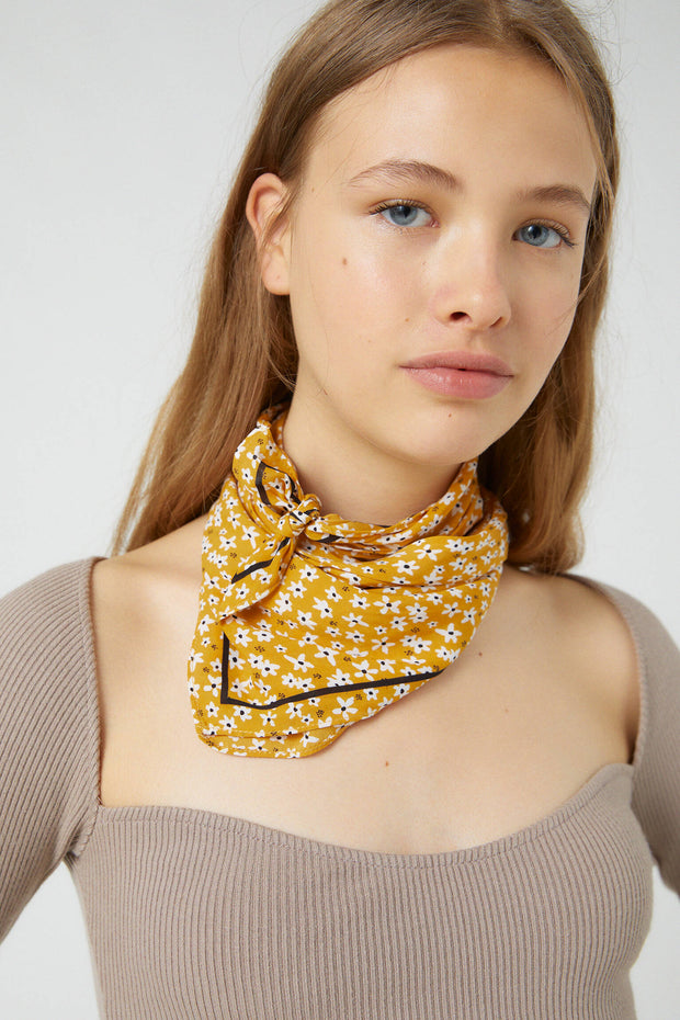 DAISY PATTERNED SCARF