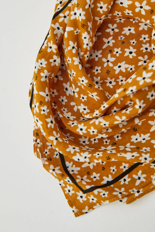 DAISY PATTERNED SCARF
